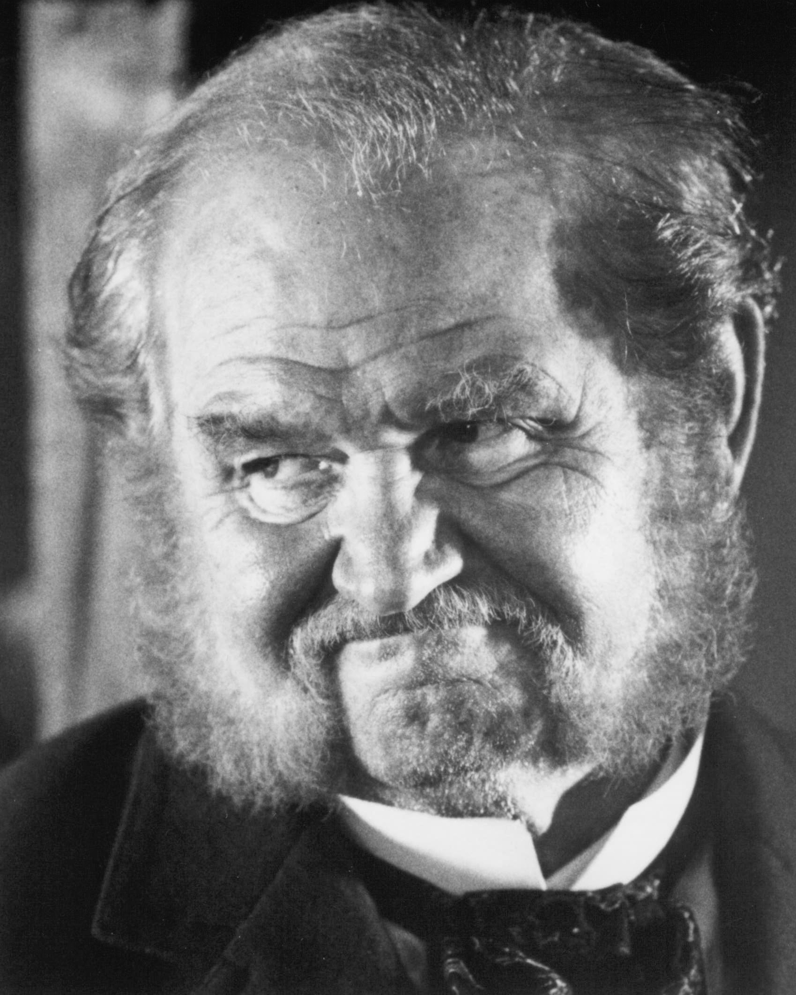 Still of Robert Prosky in Far and Away (1992)