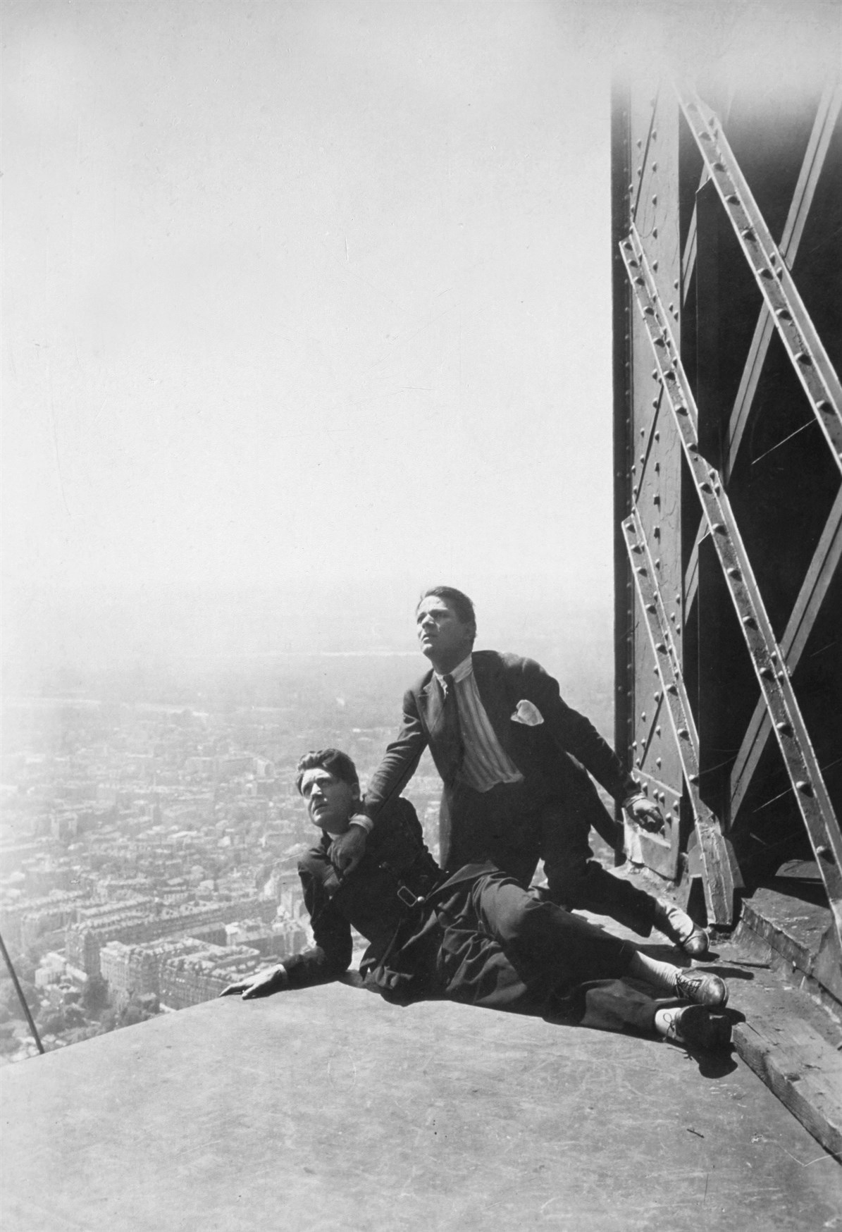 Still of Albert Préjean and Henri Rollan in Paris qui dort (1924)