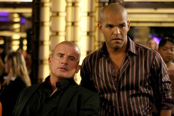 Still of Dominic Purcell and Amaury Nolasco in Kalejimo begliai (2005)
