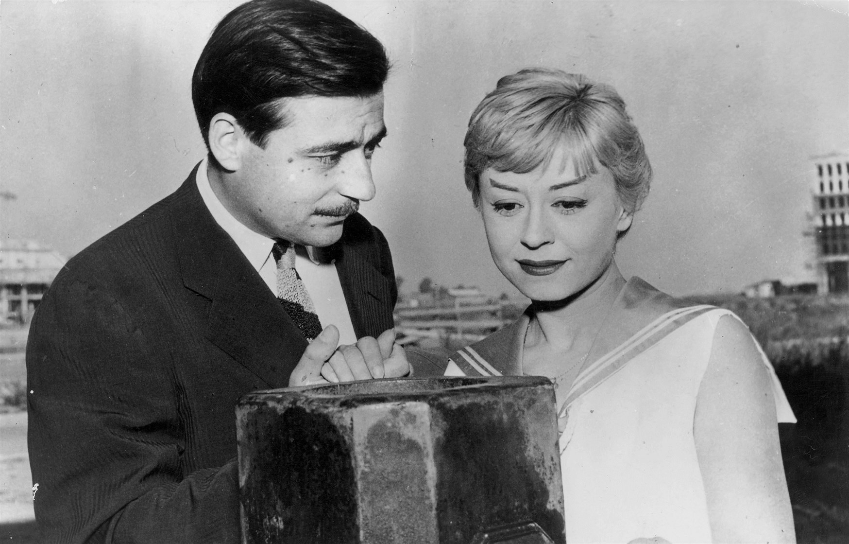 Still of Giulietta Masina and François Périer in Le notti di Cabiria (1957)