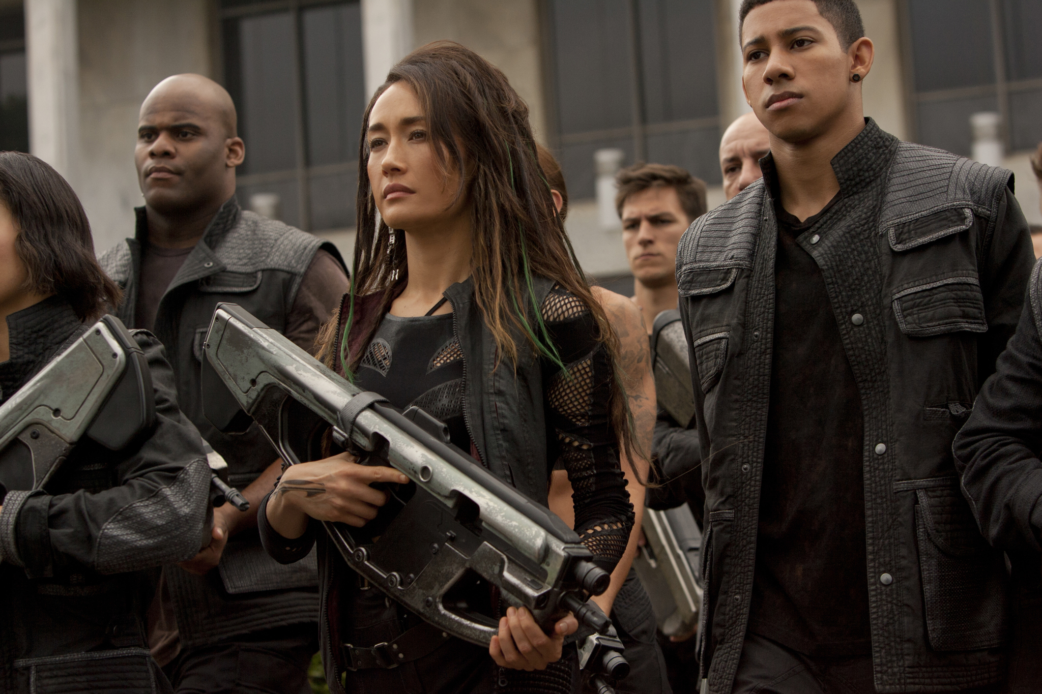 Still of Maggie Q and Keiynan Lonsdale in Insurgente (2015)