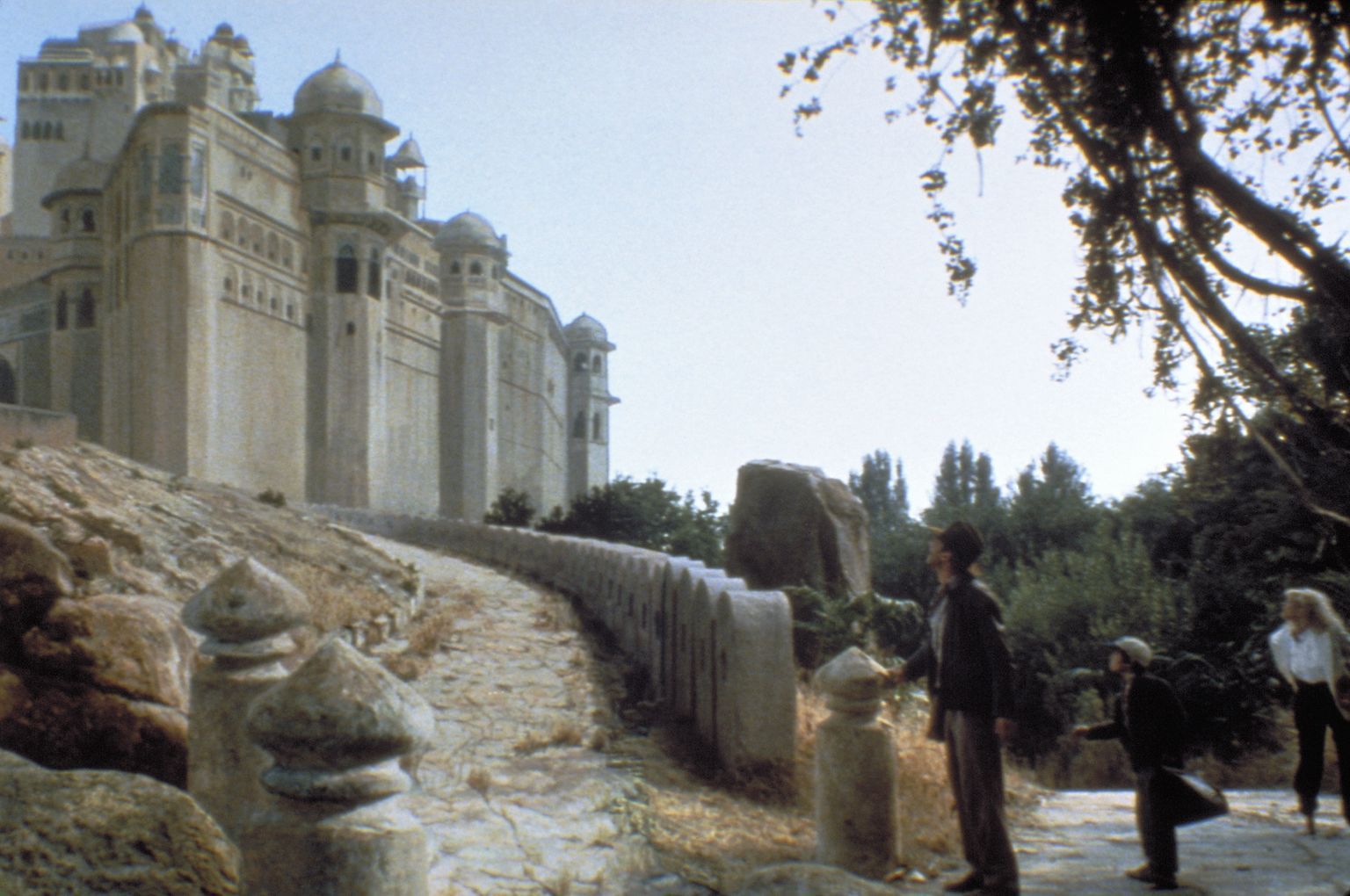 Still of Harrison Ford and Jonathan Ke Quan in Indiana Dzounsas ir lemties sventykla (1984)