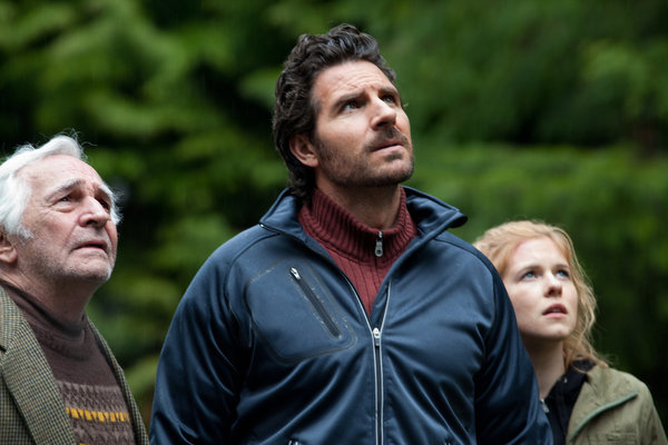Still of Ed Quinn, Donnelly Rhodes and Magda Apanowicz in The 12 Disasters of Christmas (2012)