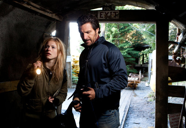 Still of Ed Quinn and Magda Apanowicz in The 12 Disasters of Christmas (2012)
