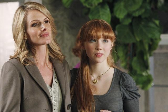 Still of Monet Mazur and Molly C. Quinn in Kastlas (2009)