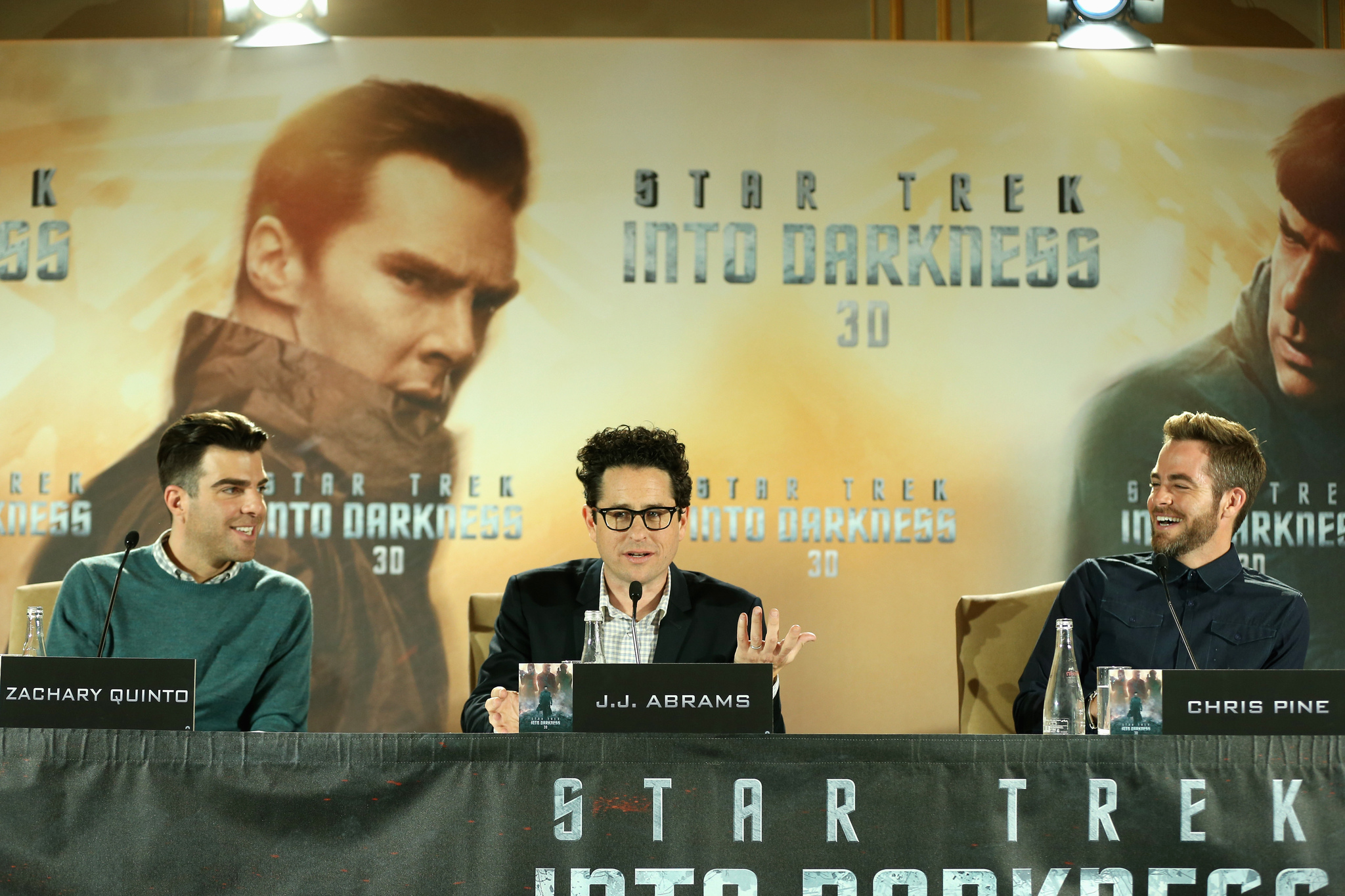 J.J. Abrams, Zachary Quinto and Chris Pine at event of Tolyn i tamsa. Zvaigzdziu kelias (2013)