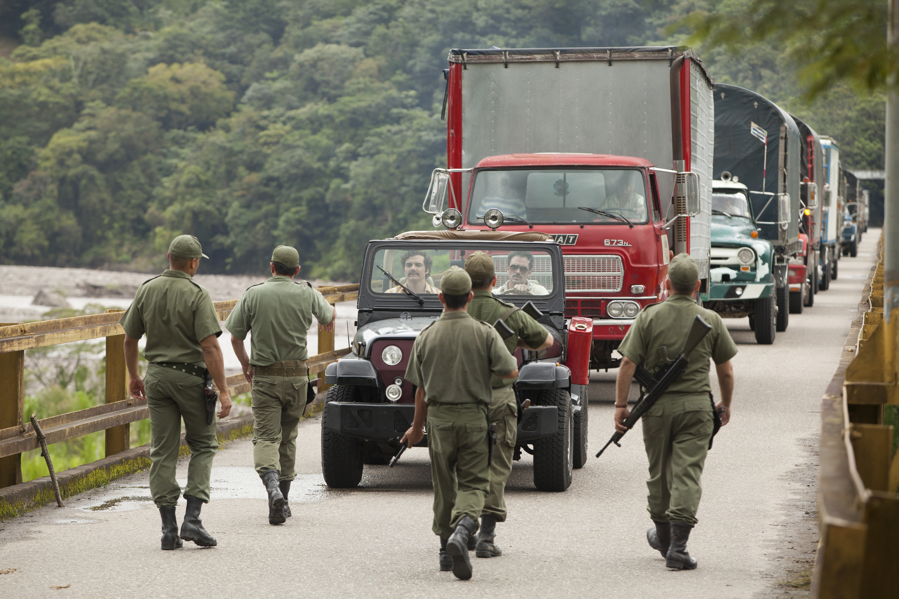 Still of Wagner Moura and Juan Pablo Raba in Narcos (2015)