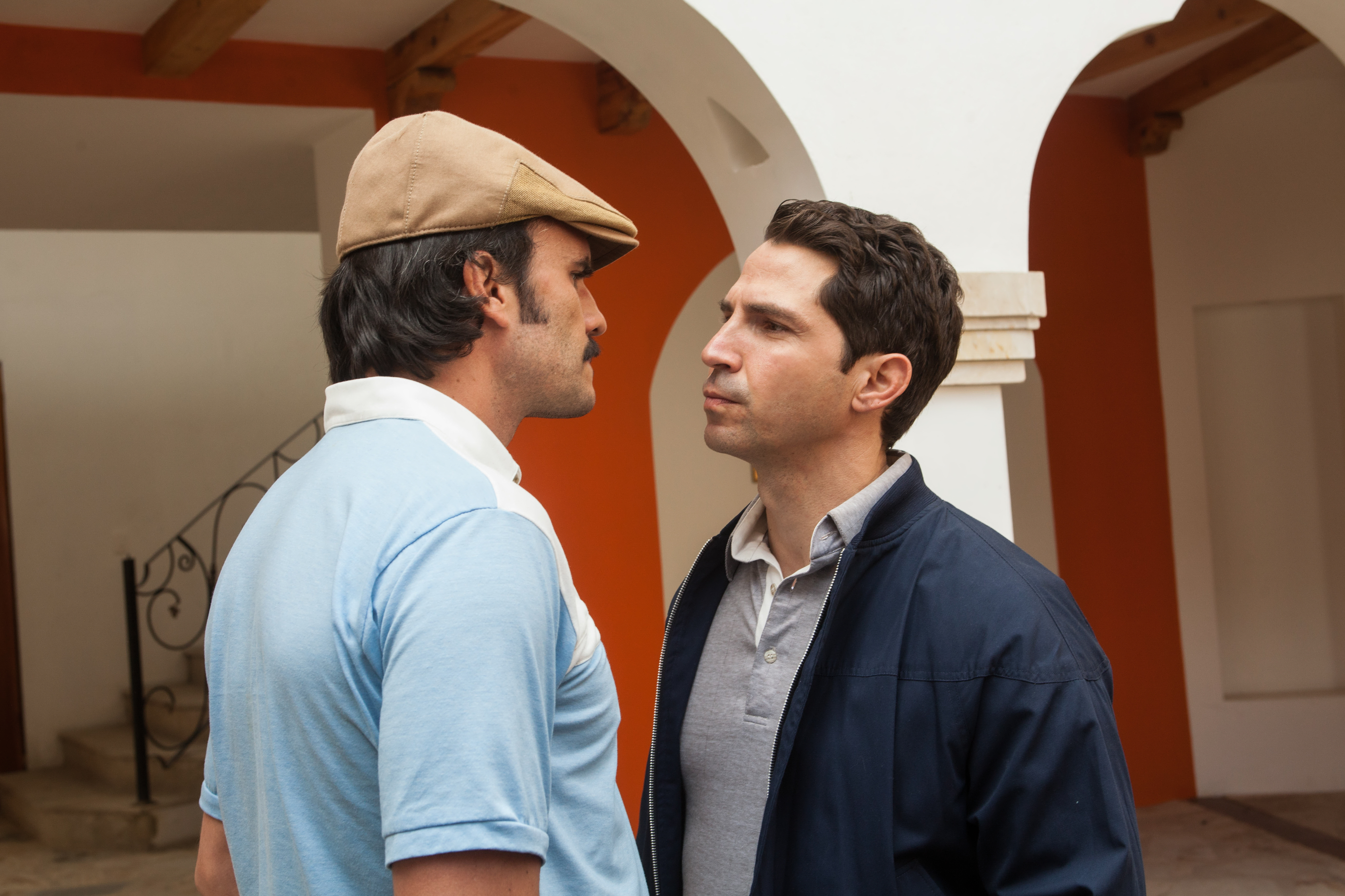 Still of Maurice Compte and Juan Pablo Raba in Narcos (2015)