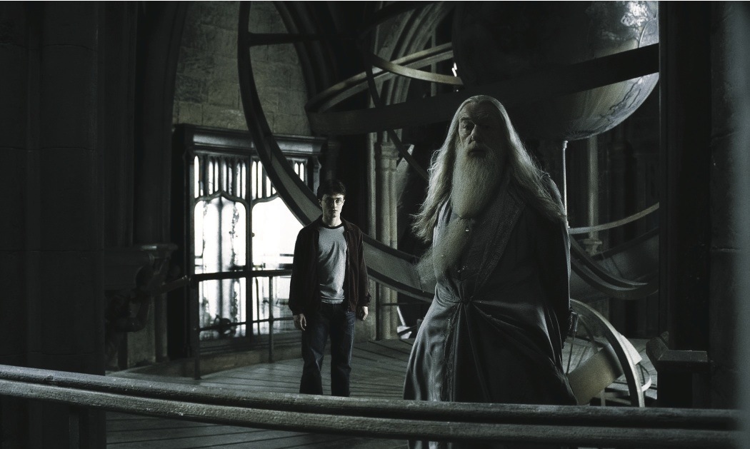 Still of Michael Gambon and Daniel Radcliffe in Haris Poteris ir netikras princas (2009)