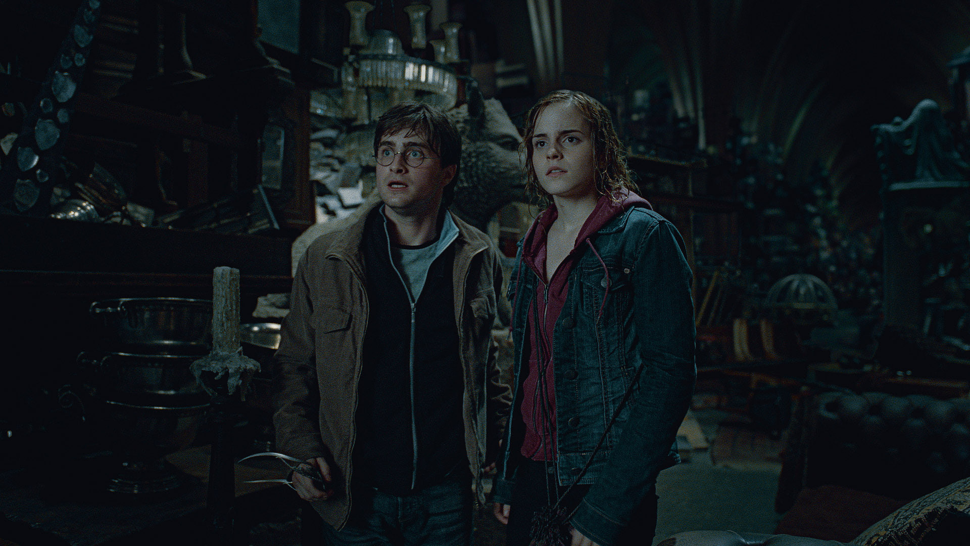 Still of Daniel Radcliffe and Emma Watson in Haris Poteris ir mirties relikvijos. 2 dalis (2011)