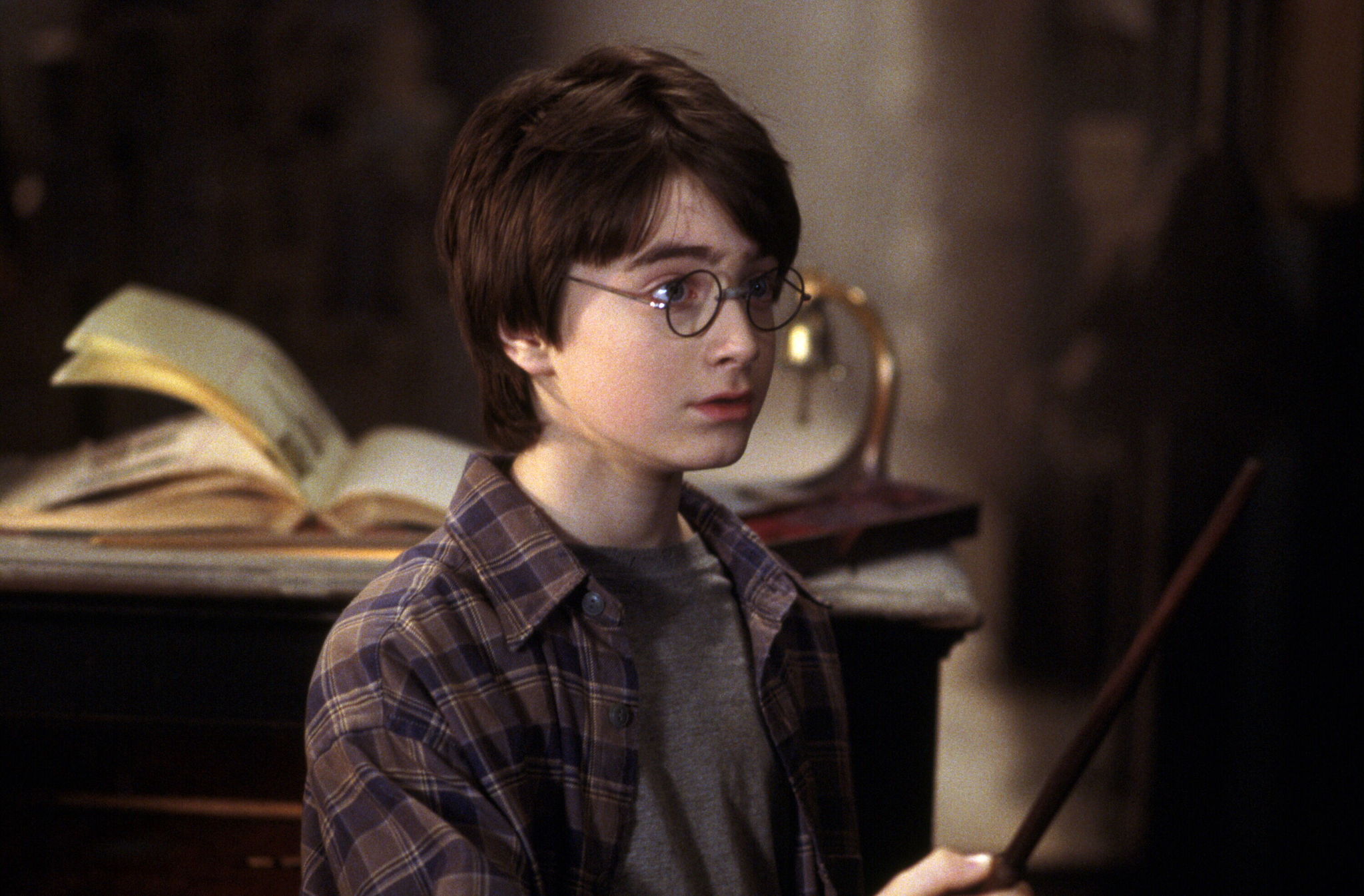 Still of Daniel Radcliffe in Haris Poteris ir isminties akmuo (2001)