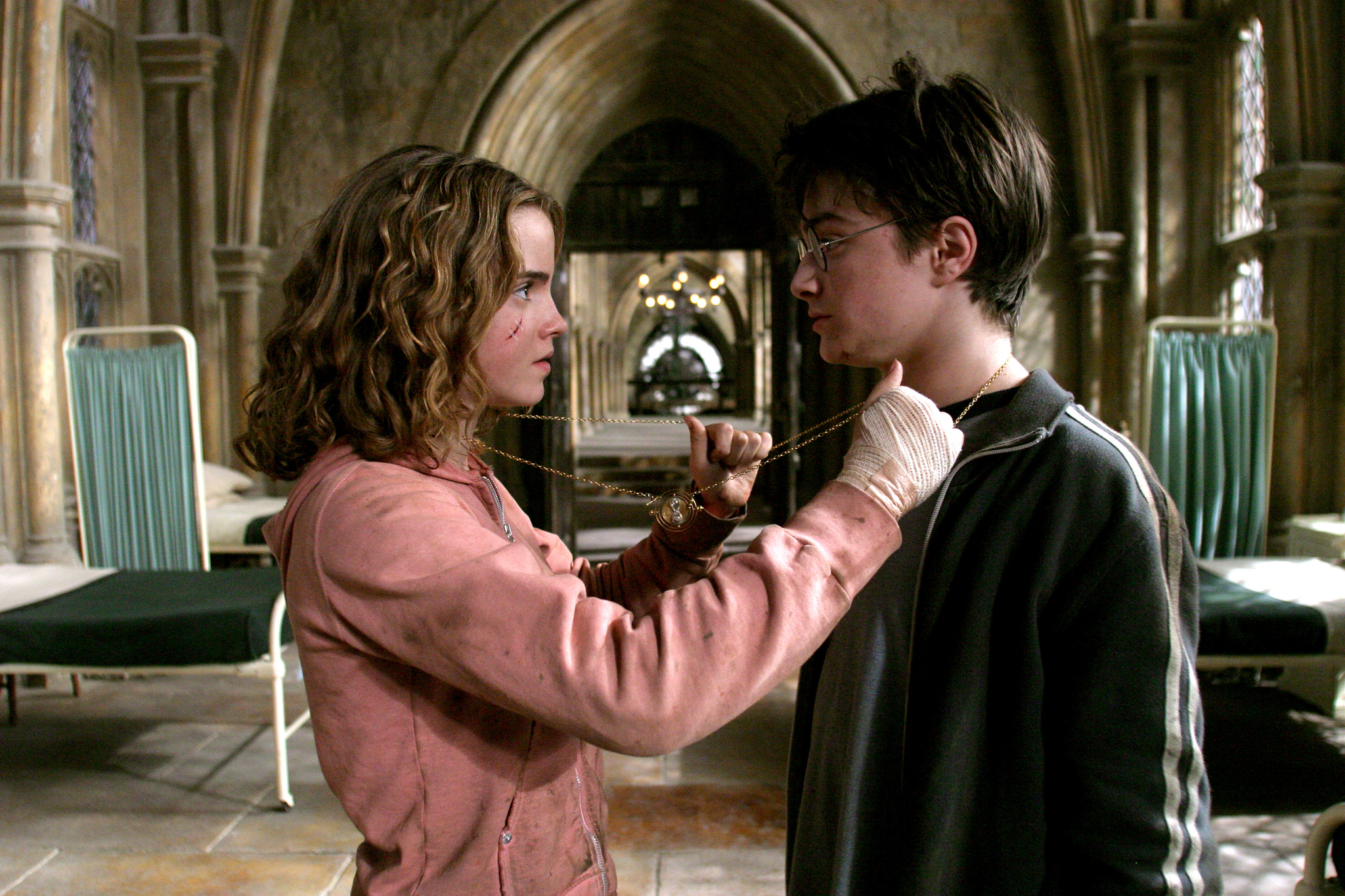 Still of Daniel Radcliffe and Emma Watson in Haris Poteris ir Azkabano kalinys (2004)