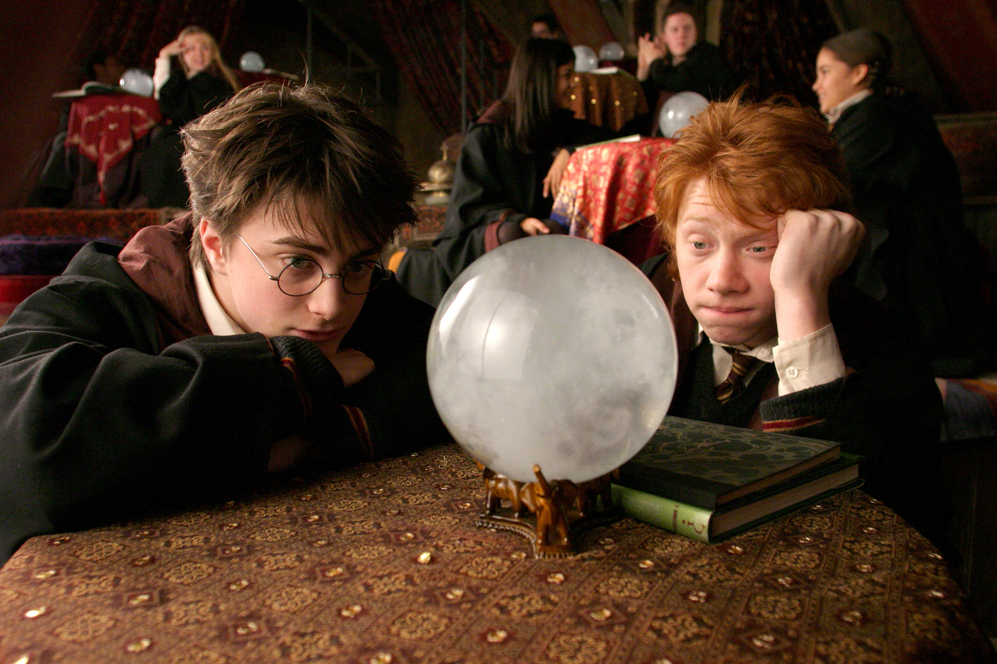 Still of Rupert Grint and Daniel Radcliffe in Haris Poteris ir Azkabano kalinys (2004)