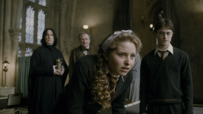 Still of Alan Rickman, Jim Broadbent, Daniel Radcliffe and Jessie Cave in Haris Poteris ir netikras princas (2009)
