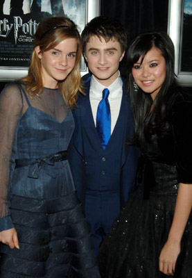 Daniel Radcliffe, Emma Watson and Katie Leung at event of Haris Poteris ir ugnies taure (2005)