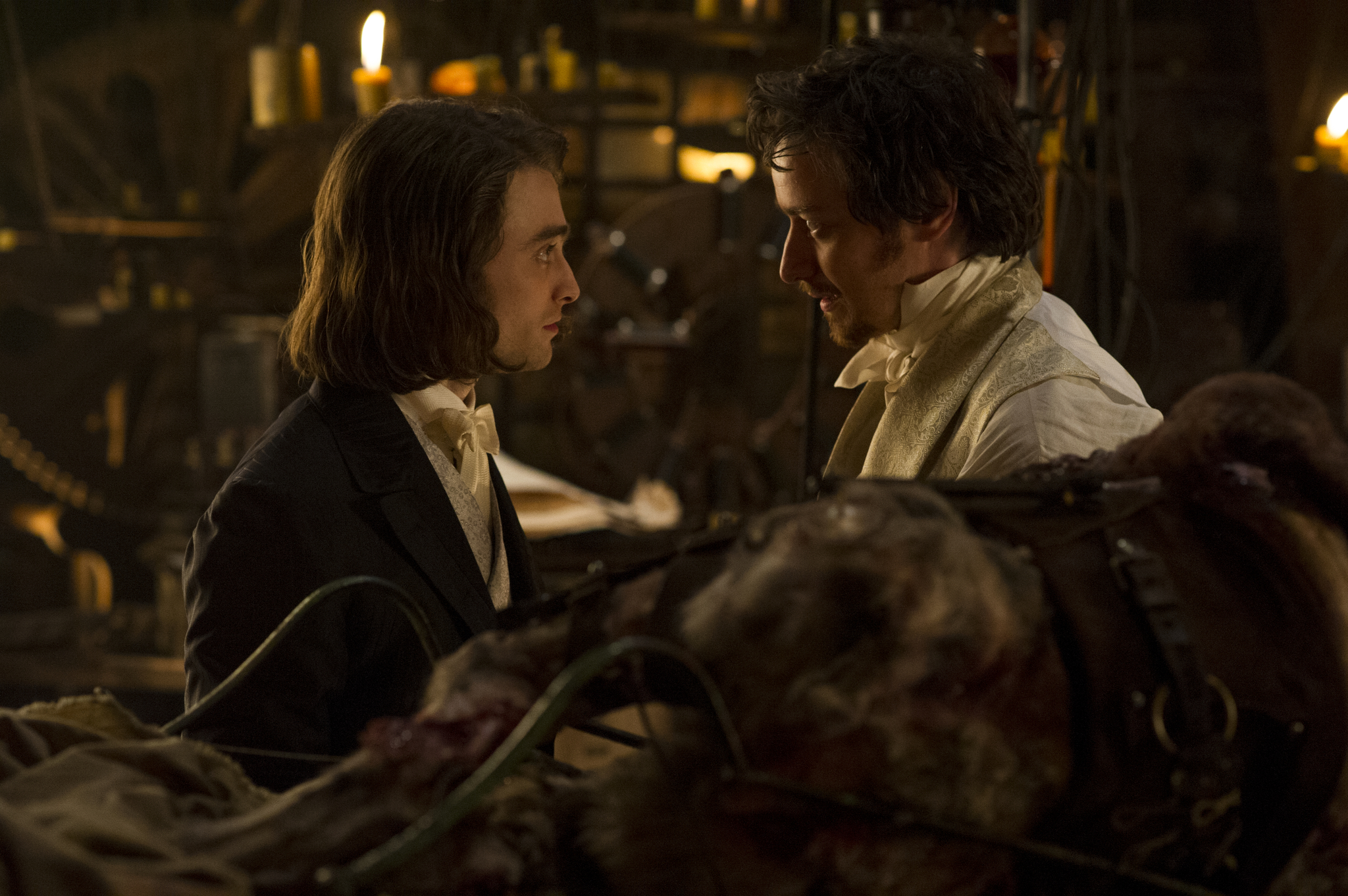 Still of James McAvoy and Daniel Radcliffe in Viktoras Frankensteinas (2015)
