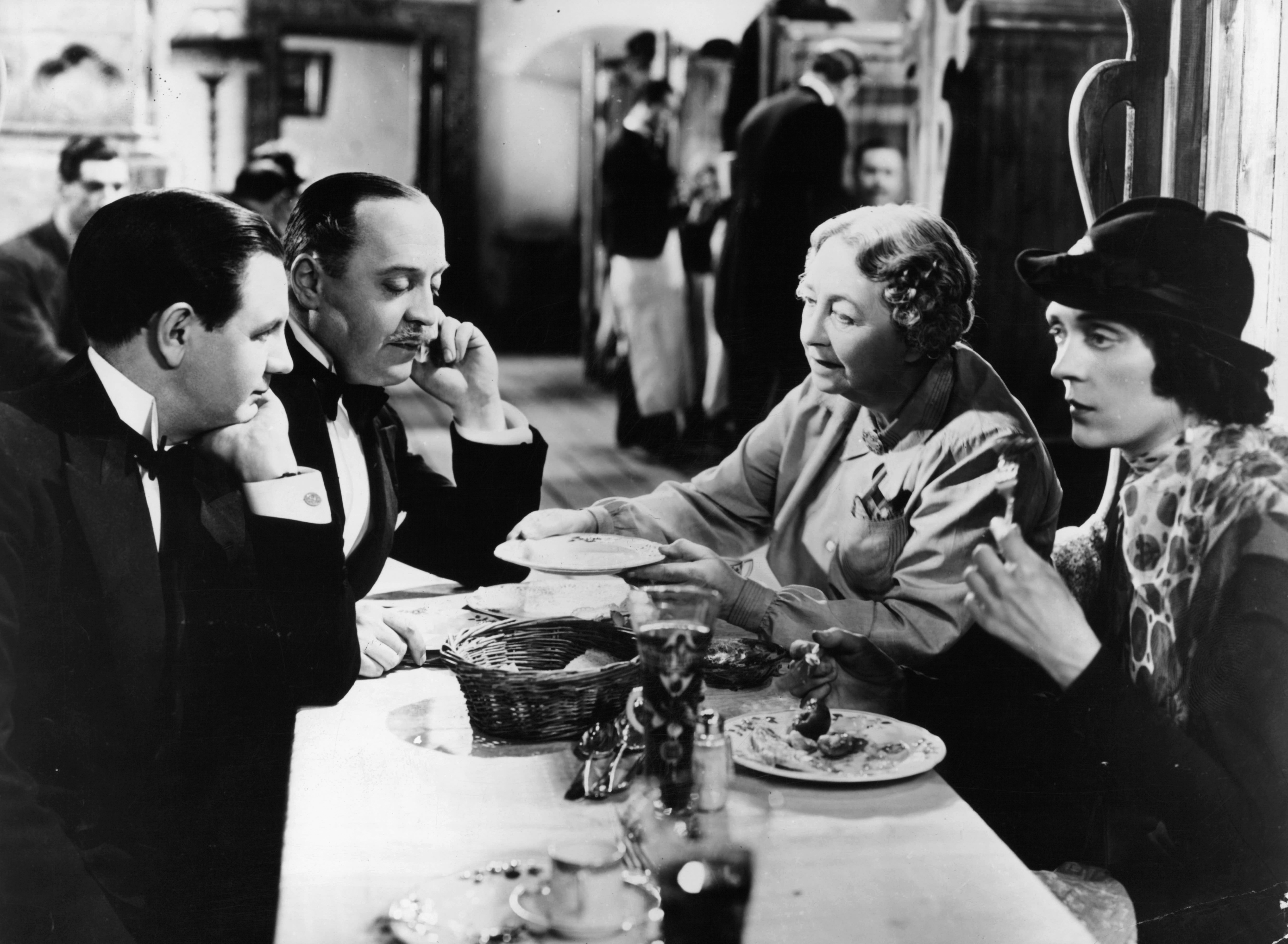 Still of Basil Radford, Naunton Wayne and Dame May Whitty in The Lady Vanishes (1938)