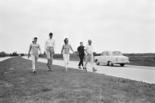 Secret Service agent Clint Hill with Jacqueline Kennedy, Charles (Chuck) Spalding, Lee Radziwill and Stash Radziwill during the fifty-mile hike along the Sunshine Parkway, from Palm Beach towards Miami, in February of 1963