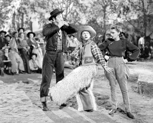 Still of Judy Garland, Mickey Rooney and Rags Ragland in Girl Crazy (1943)