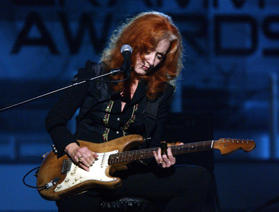 Bonnie Raitt at event of The 47th Annual Grammy Awards (2005)