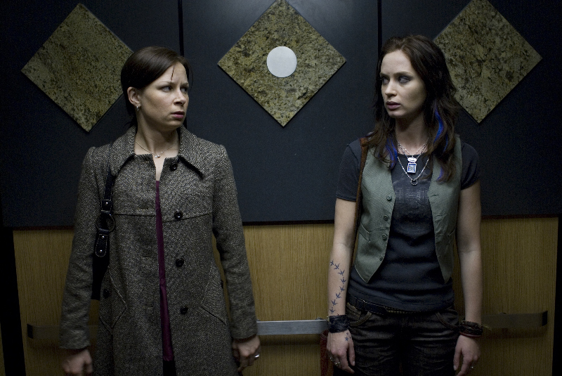 Still of Mary Lynn Rajskub and Emily Blunt in Sunshine Cleaning (2008)
