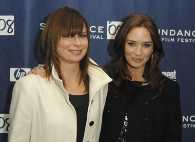 Mary Lynn Rajskub and Emily Blunt at event of Sunshine Cleaning (2008)