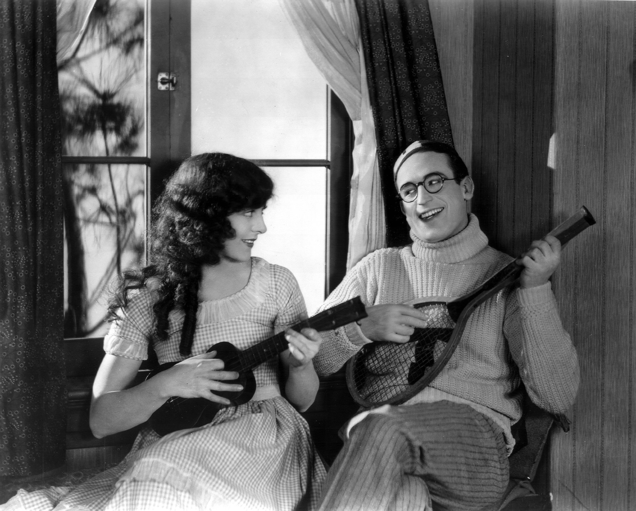 Still of Harold Lloyd and Jobyna Ralston in The Freshman (1925)