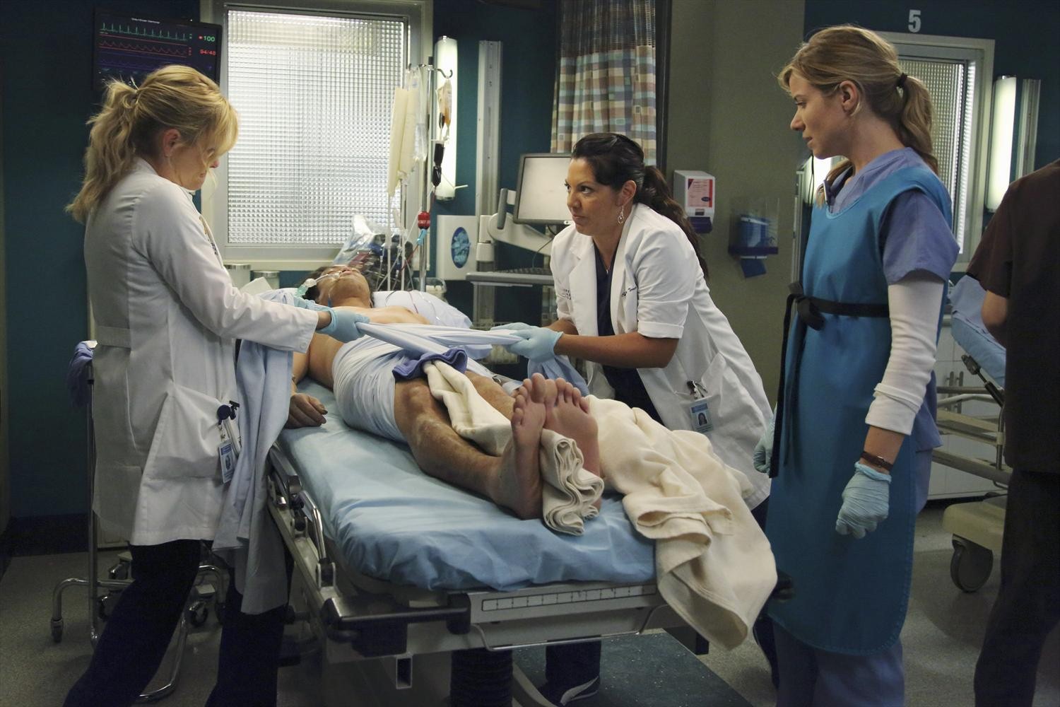 Still of Jessica Capshaw, Sara Ramirez and Tessa Ferrer in Grei anatomija (2005)