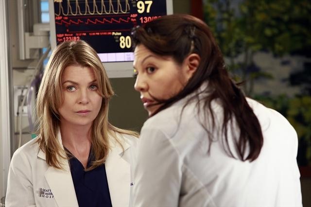 Still of Ellen Pompeo and Sara Ramirez in Grei anatomija (2005)