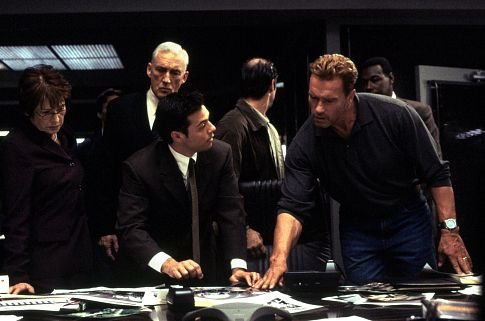 Still of Arnold Schwarzenegger, Madison Mason, Bruce Ramsay and Millie Slavin in Kerstas (2002)