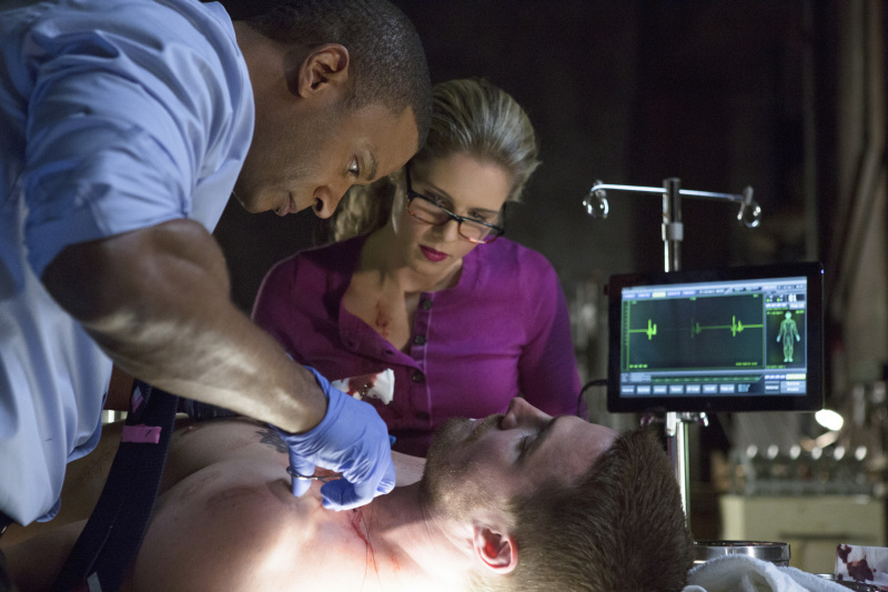 Still of David Ramsey, Stephen Amell and Emily Bett Rickards in Strele (2012)