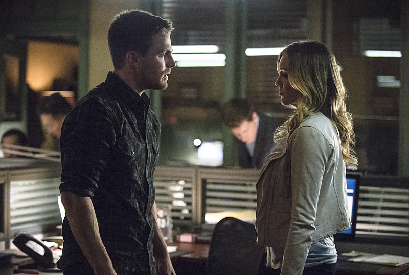 Still of David Ramsey, Katie Cassidy and Stephen Amell in Strele (2012)