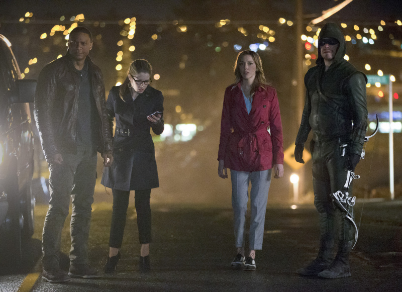 Still of David Ramsey, Katie Cassidy, Stephen Amell and Emily Bett Rickards in Strele (2012)