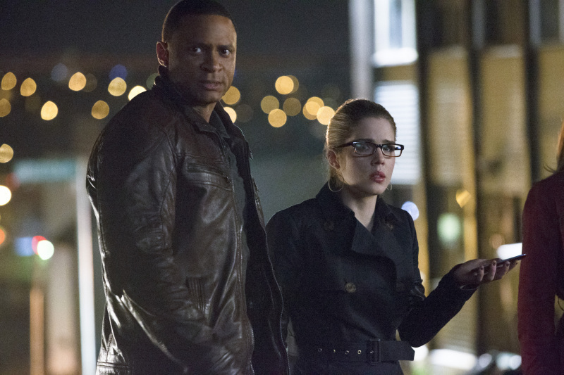 Still of David Ramsey and Emily Bett Rickards in Strele (2012)