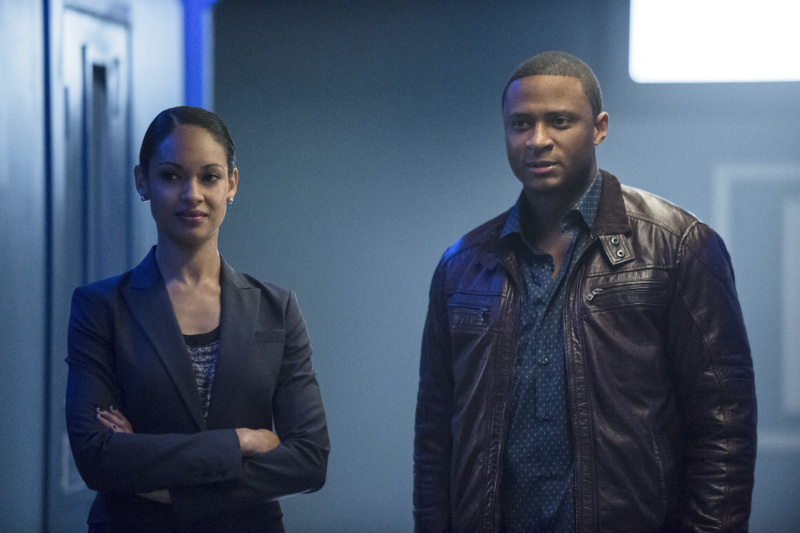 Still of David Ramsey, Cynthia Addai-Robinson and Amanda Waller in Strele (2012)