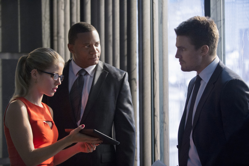 Still of David Ramsey, Stephen Amell and Emily Bett Rickards in Strele (2012)