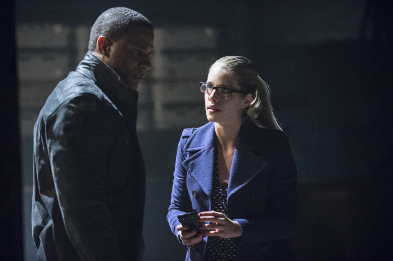 Still of David Ramsey and Emily Bett Rickards in Strele (2012)