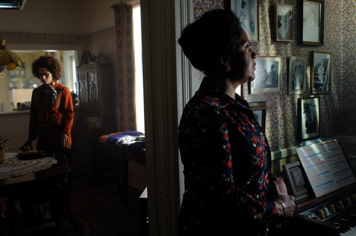 Still of Halle Berry and Phylicia Rashad in Frankie & Alice (2010)