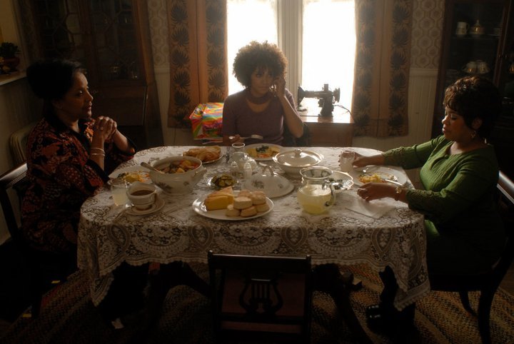 Still of Halle Berry, Phylicia Rashad and Chandra Wilson in Frankie & Alice (2010)