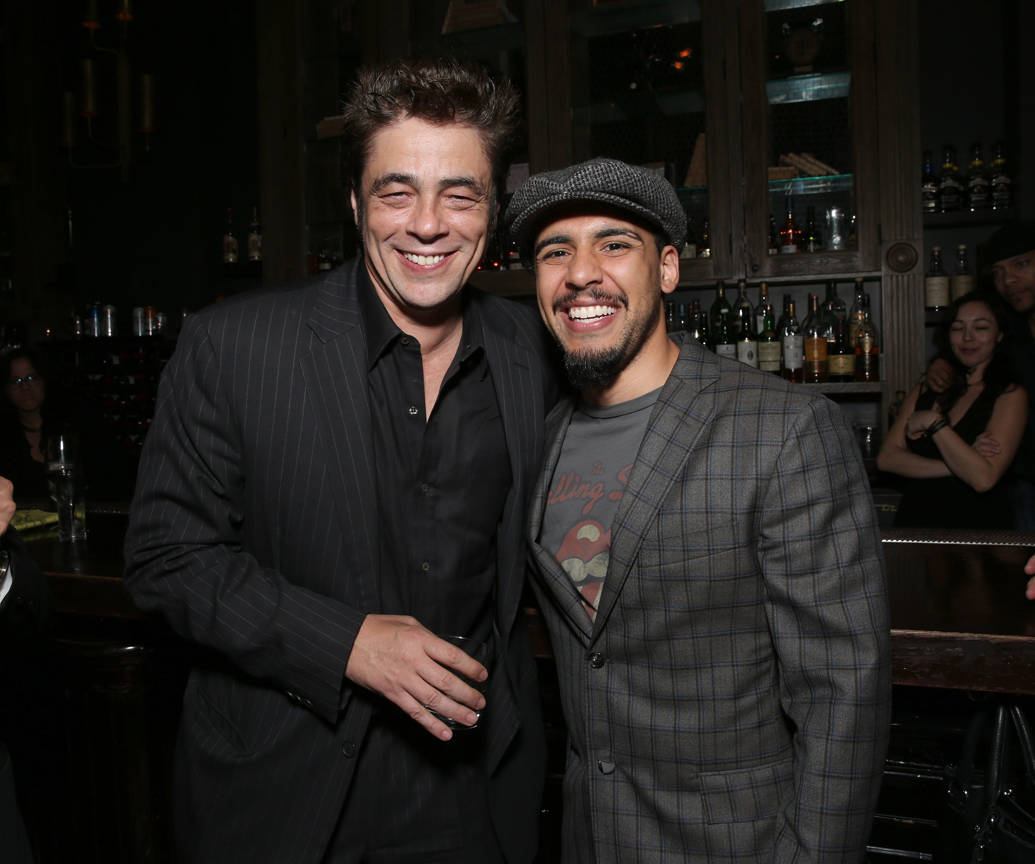 Benicio Del Toro and Victor Rasuk at event of Eskobaras: kruvinas rojus (2014)