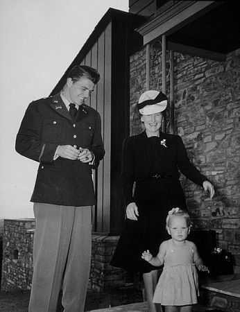 Ronald Reagan in uniform with his mother and daughter Maureen