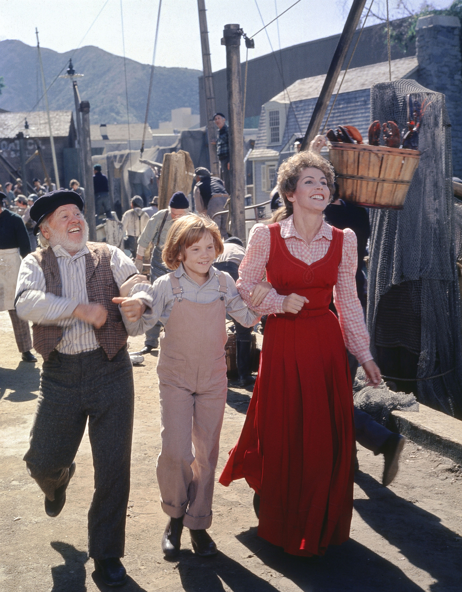 Still of Mickey Rooney, Sean Marshall and Helen Reddy in Pete's Dragon (1977)