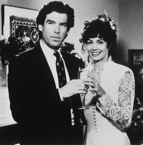 Still of Pierce Brosnan and Shanna Reed in Don't Talk to Strangers (1994)