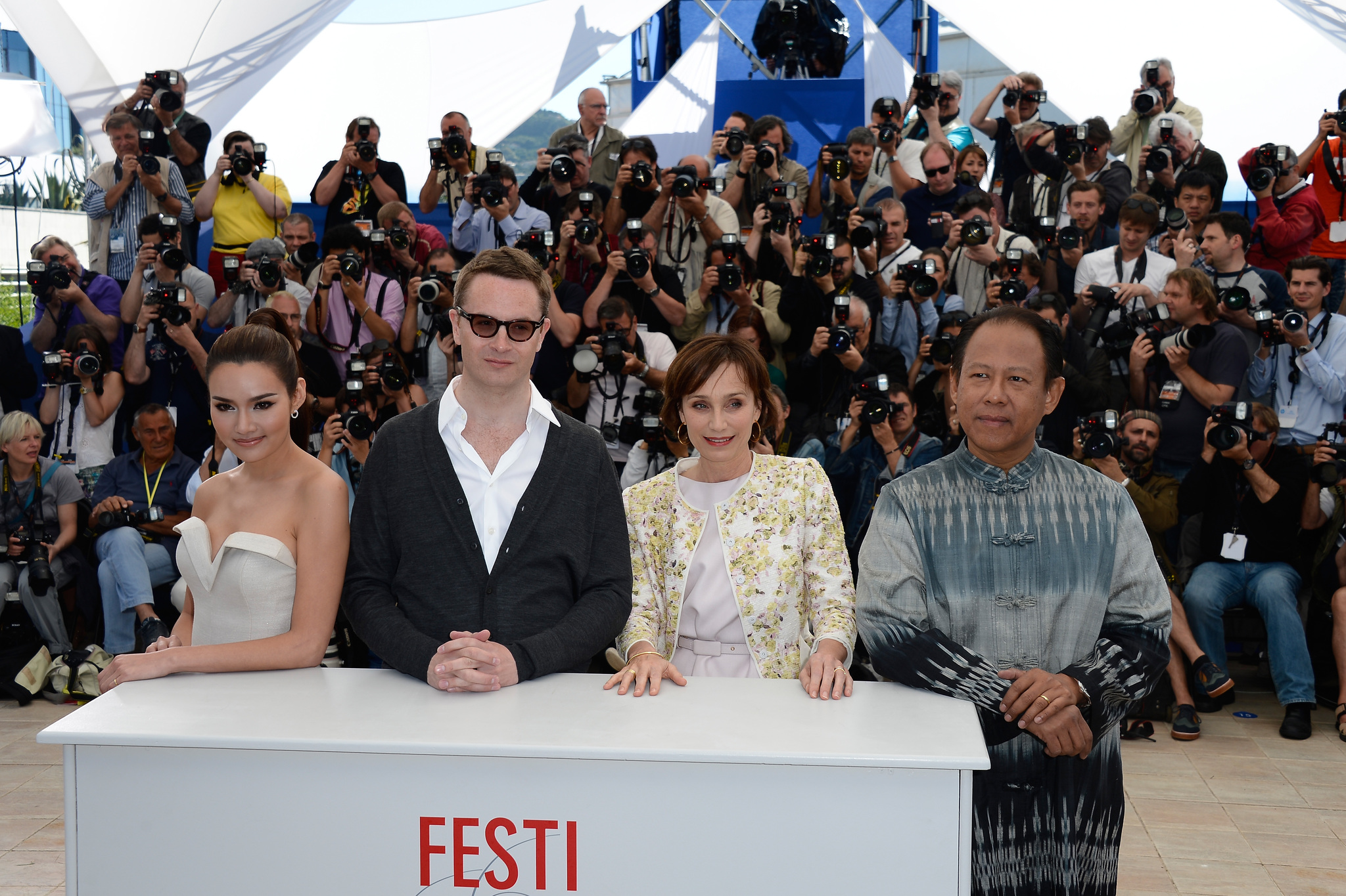 Kristin Scott Thomas, Nicolas Winding Refn, Vithaya Pansringarm and Yayaying Rhatha Phongam at event of Atleidzia tik Dievas (2013)