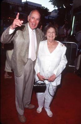 Carl Reiner and Estelle Reiner at event of Mickey Blue Eyes (1999)