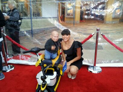 Chelsea and Verne Troyer at the Jack and Jill premiere