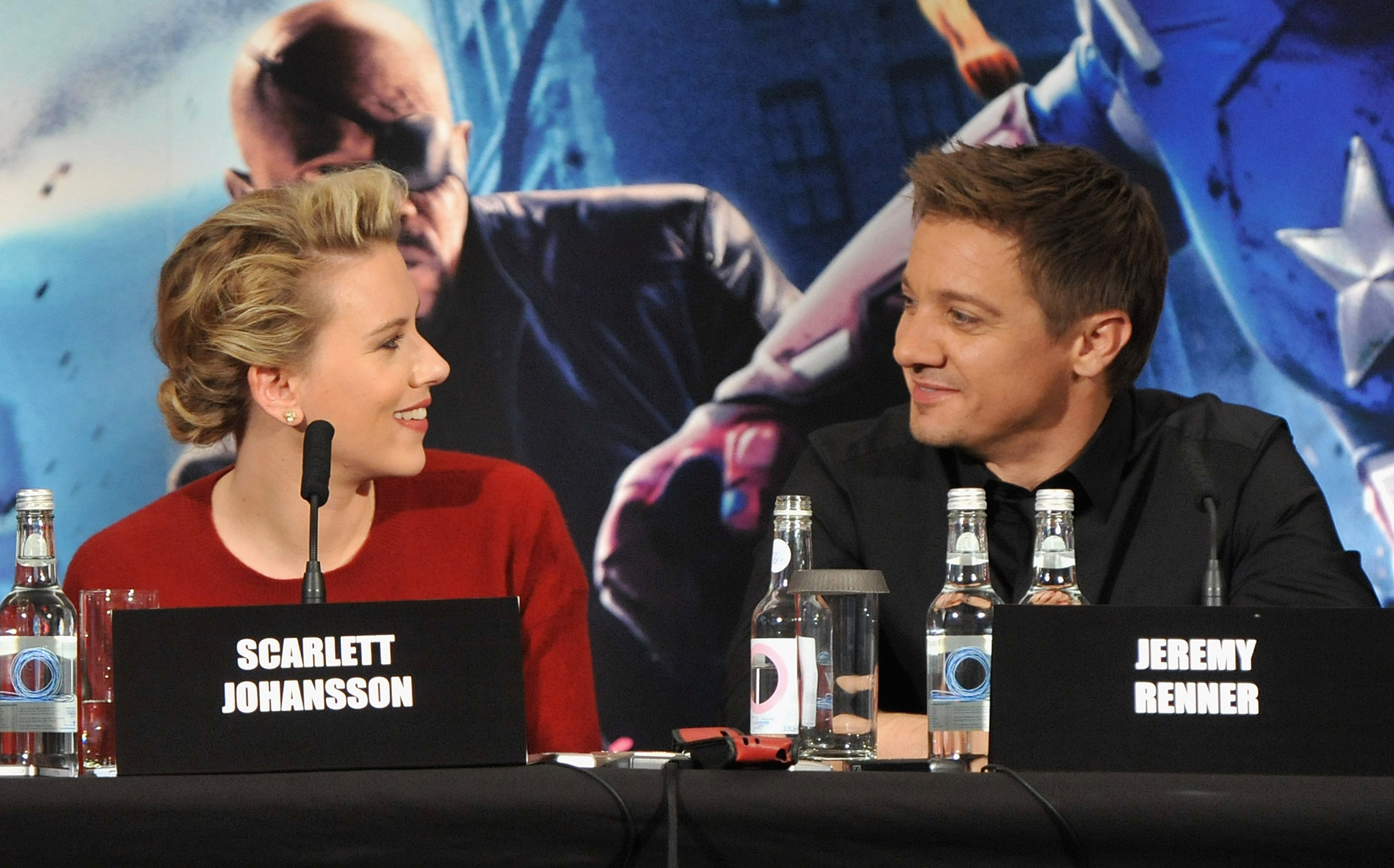 Scarlett Johansson and Jeremy Renner at event of Kersytojai (2012)