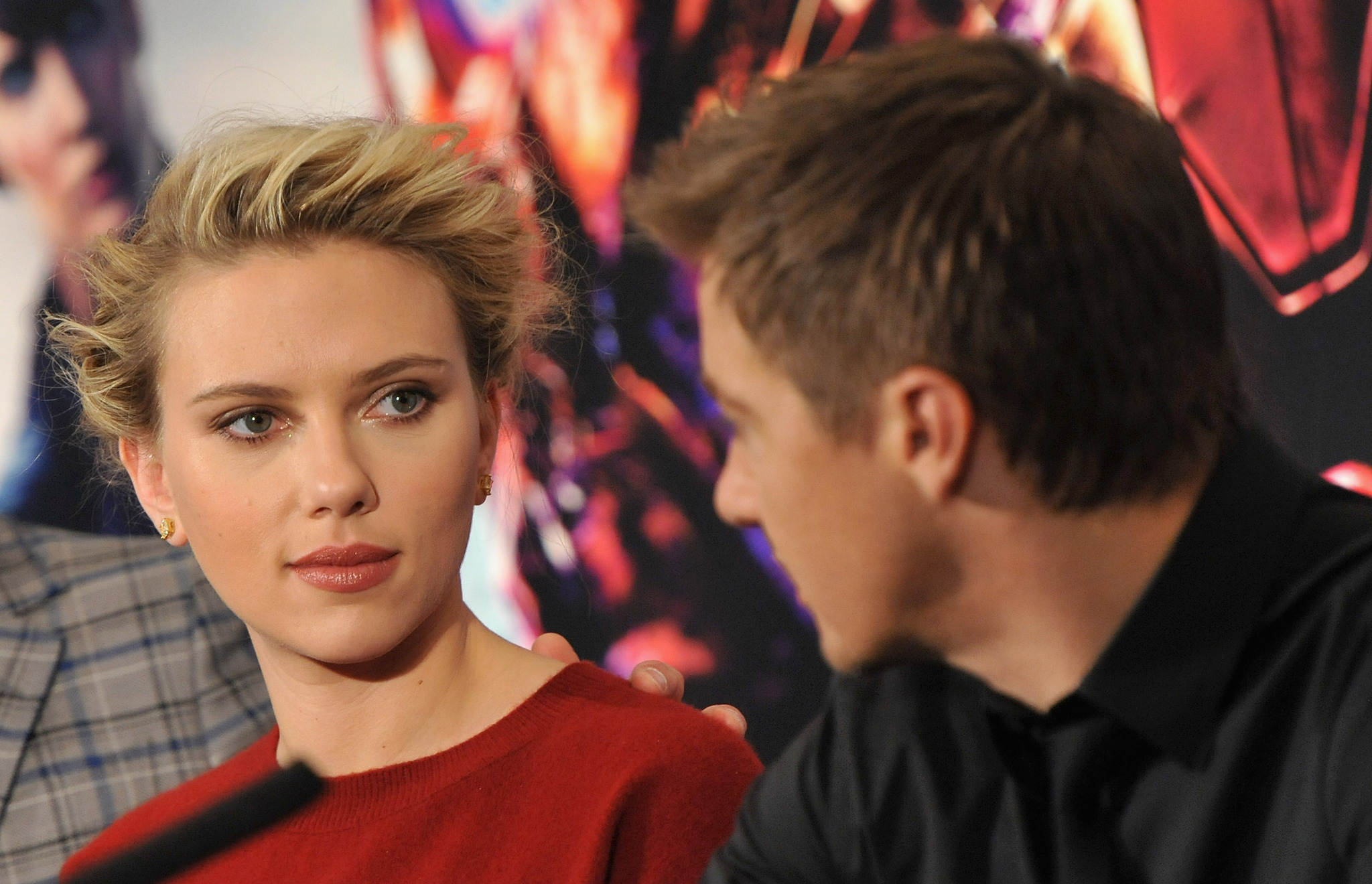 Scarlett Johansson and Jeremy Renner at event of Kersytojai (2012)