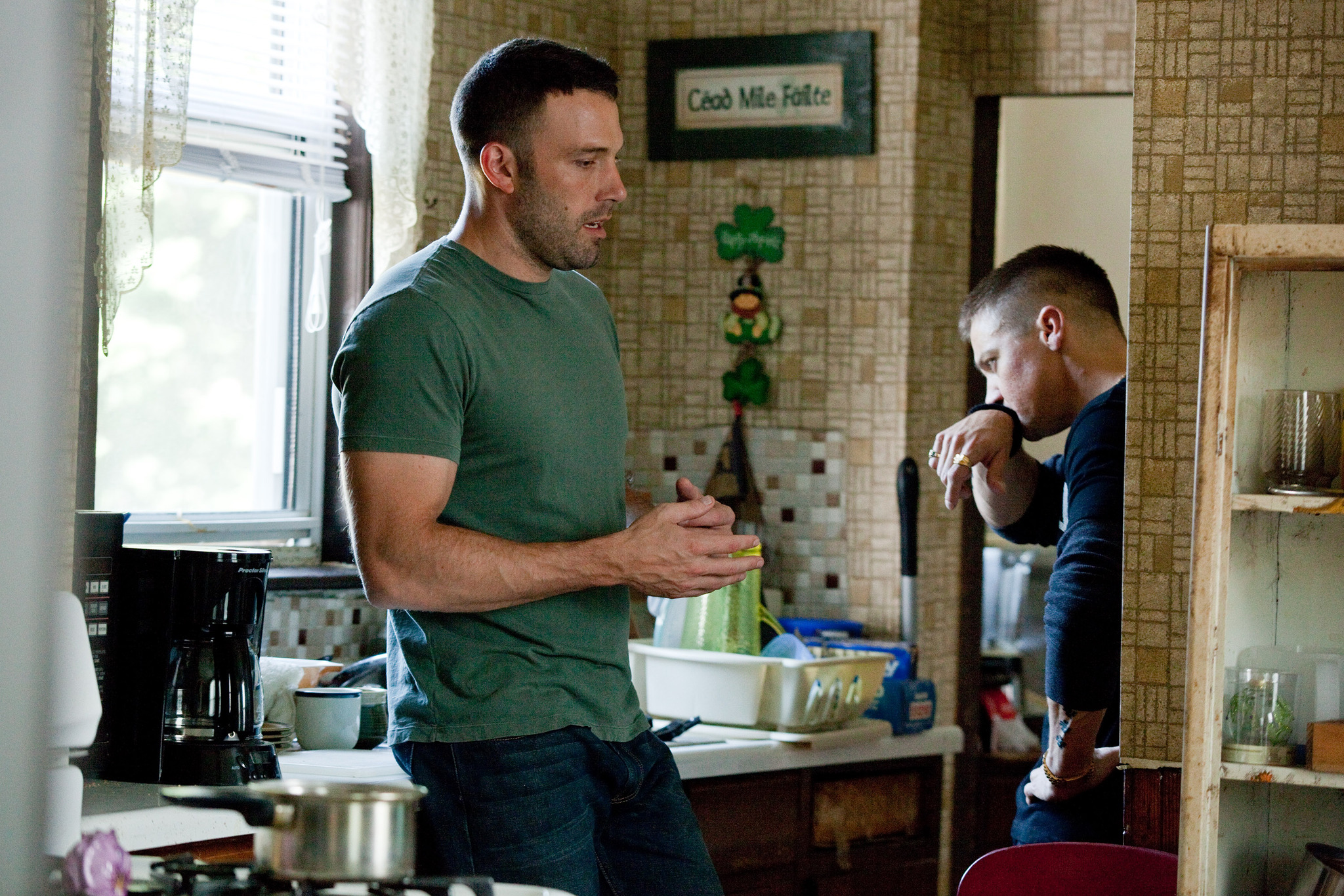 Still of Ben Affleck and Jeremy Renner in Miestas (2010)