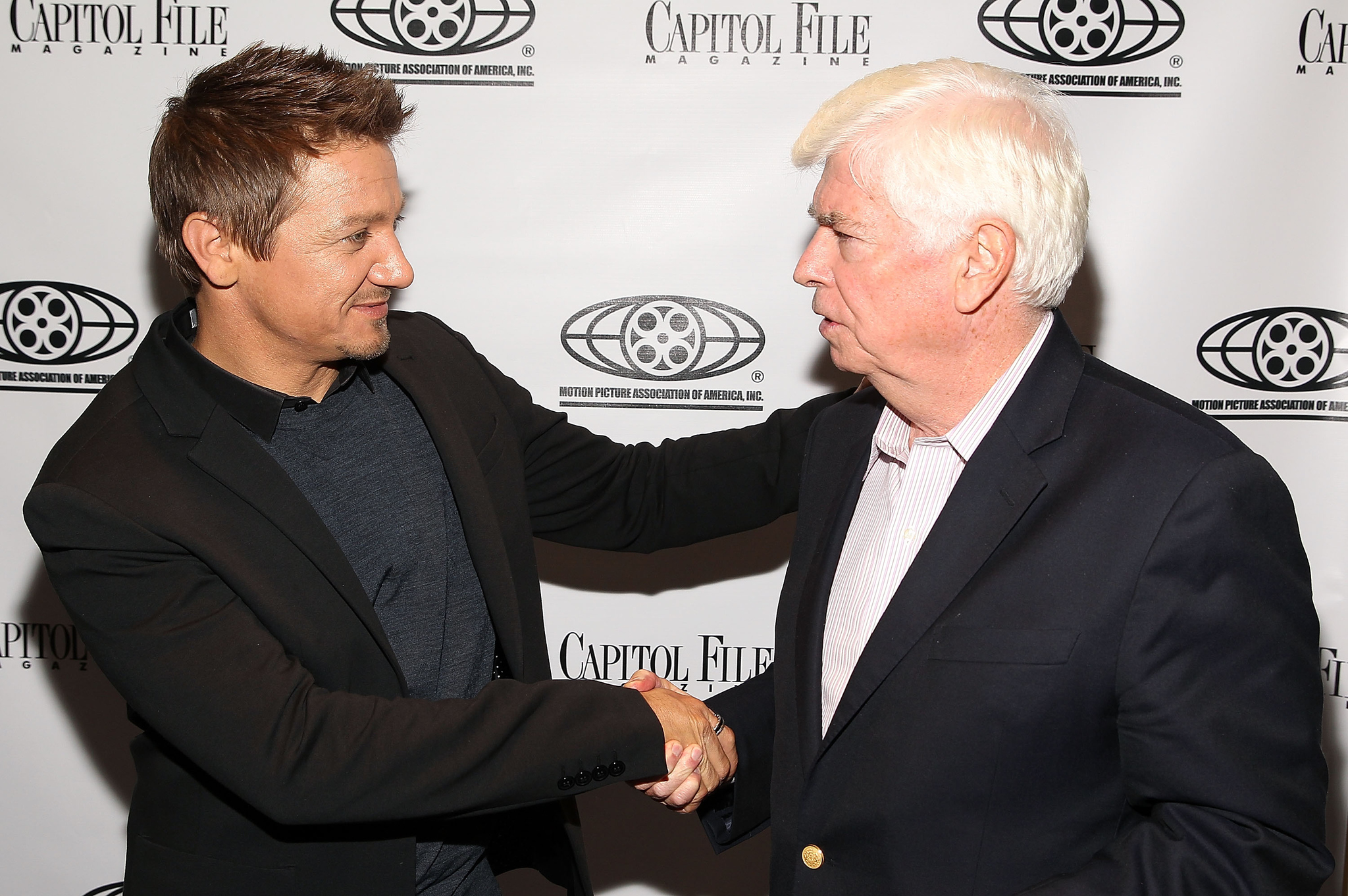 Chris Dodd and Jeremy Renner at event of Kill the Messenger (2014)